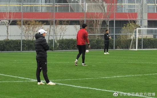 偷看体育老师洗澡被他抓到