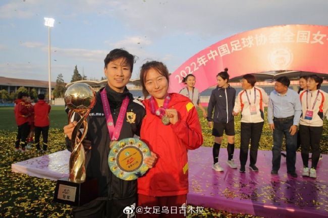 偷看体育老师洗澡被他抓到